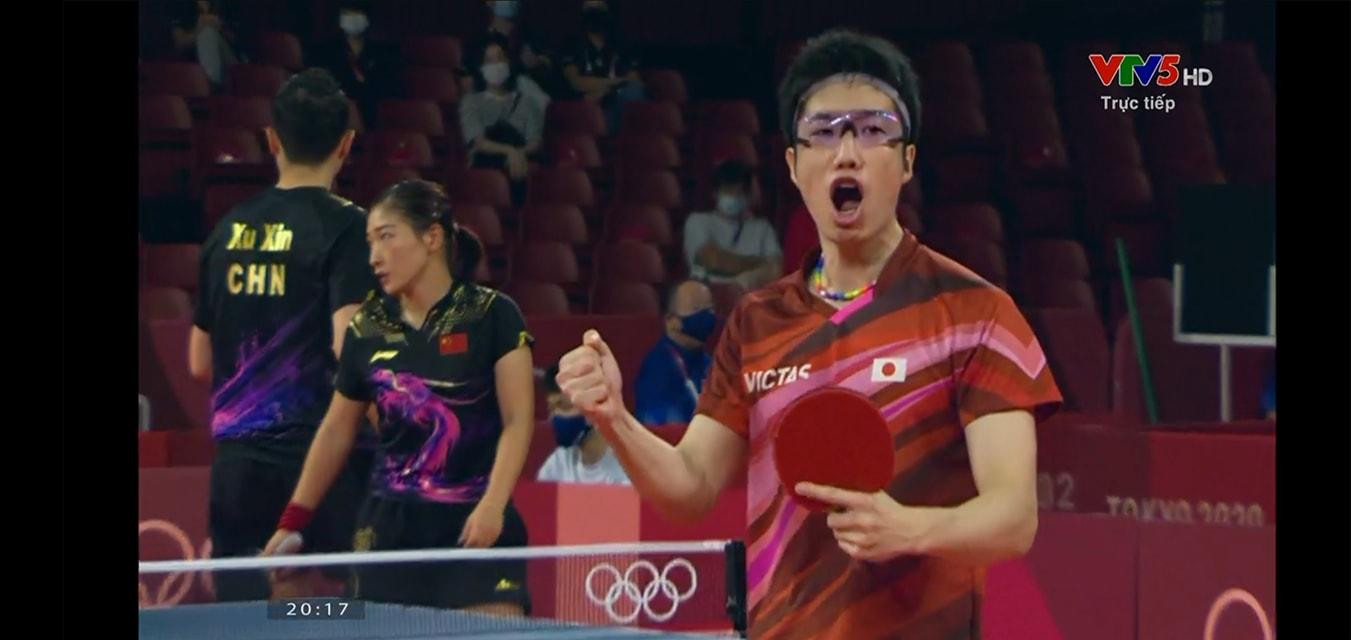 Hình ảnh chiến thắng của cặp đôi Nhật Bản được chia sẻ rộng rãi trên mạng xã hội