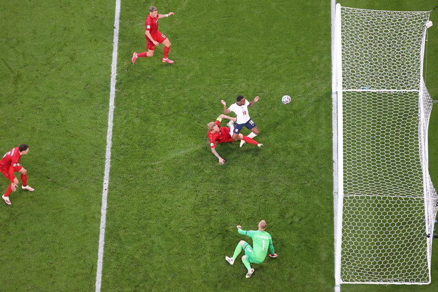 Bàn đá phản lưới nhà của tuyển Đan Mạch