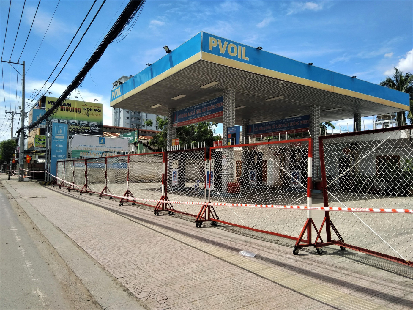 Các biện pháp phong tỏa đã được siết chặt hơn với các phường trên kể từ 0 giờ ngày 9/7/2021 cùng với việc thực hiện giãn cách xã hội trên quy mô toàn thành phố. Trong ảnh: Một cây xăng vắng lặng sau khi ngừng hoạt động.
