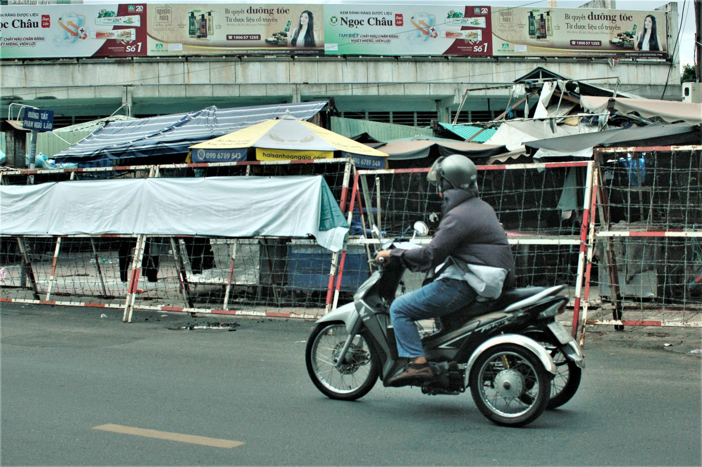 Chợ sân sinh đầu khu phố Tây đã ngừng hoạt động. Tất cả người dân đều đồng lòng bảo vệ khu phố Tây trong đại dịch COVID-19.