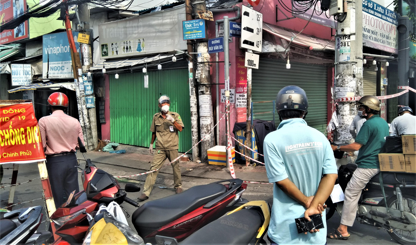 Việc tiếp tế cho người trong vùng bị phong tỏa tại Bùi Văn Ba là rất cần thiết, nhất là với lao động nghèo Việc tiếp tế cho người trong vùng bị phong tỏa tại Bùi Văn Ba là rất cần thiết, nhất là với lao động nghèo