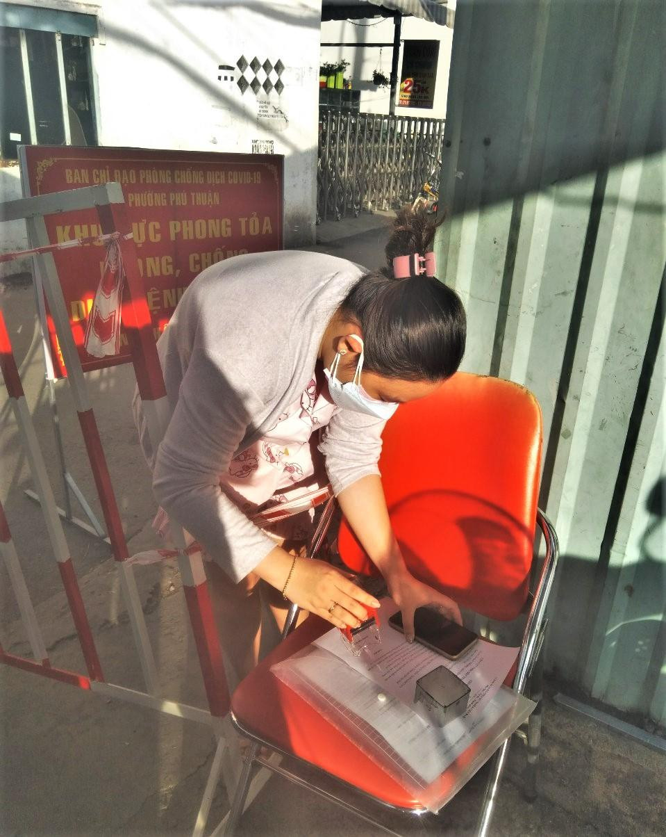 Là nhân viên văn phòng, thuộc Công ty xuất khẩu lao động Texgamex-VN, chị Uyên vẫn cố gắng làm việc trong hoàn cảnh bị phong tỏa. Điều lo lắng nhất với chị là thực phẩm dành cho bé Bơ đã cạn kiệt. (Ảnh: Trần Nguyễn Anh)