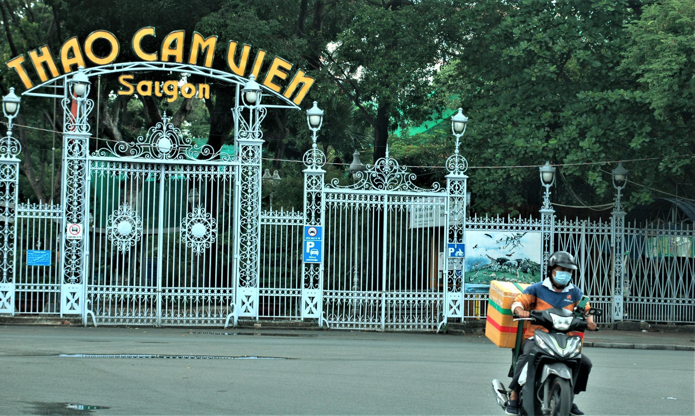 Thảo cầm viên, khu vui chơi của trẻ em và thanh niên cửa đóng then cài. Đi ngang qua chỉ dăm ba người đưa hàng vội vã. Việc giao hàng cũng bị hạn chế, ngoại trừ giao các mặt hàng thiết yếu. Thảo cầm viên, khu vui chơi của trẻ em và thanh niên cửa đóng then cài. Đi ngang qua chỉ dăm ba người đưa hàng vội vã. Việc giao hàng cũng bị hạn chế, ngoại trừ giao các mặt hàng thiết yếu.