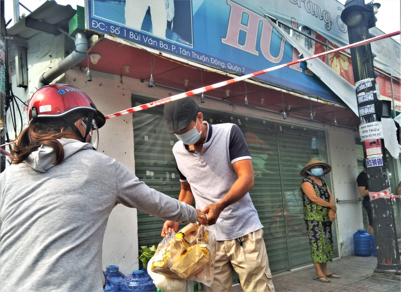 Người dân phố Bùi Văn Ba, quận 7, TPHCM đã được nhận hàng tiếp tế. Ảnh chụp chiều 13/7/2021 Người dân phố Bùi Văn Ba, quận 7, TPHCM đã được nhận hàng tiếp tế. Ảnh chụp chiều 13/7/2021