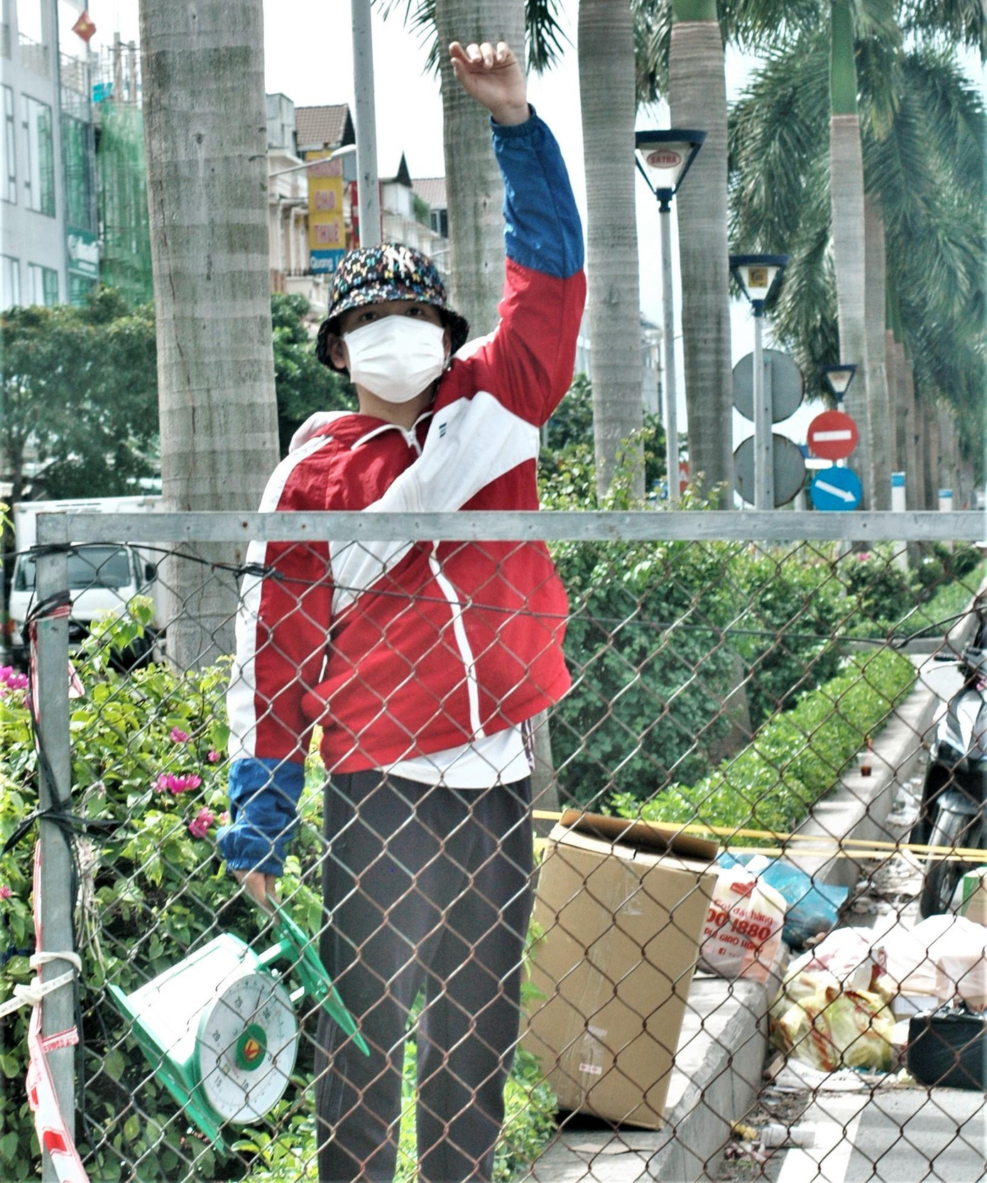 Người dân mong muốn việc khống chế dịch bệnh sớm hoàn tất để chợ lớn nhất đất nước sẽ mở lại phục vụ đời sống của người dân và tiêu thụ hàng hóa cho người nông dân các tỉnh thành.