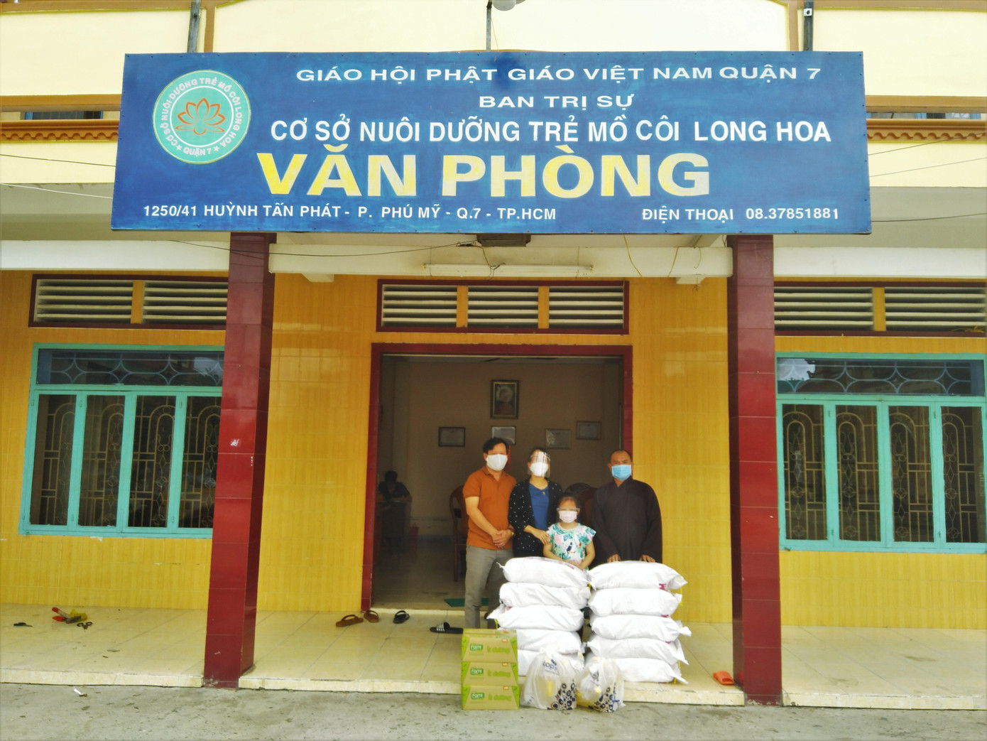 Văn phòng của cơ sở nuôi dưỡng trẻ mồ côi chùa Long Hoa tại 1250/41 Huỳnh Tấn Phát, phường Phú Mỹ, quận 7, TPHCM. Văn phòng của cơ sở nuôi dưỡng trẻ mồ côi chùa Long Hoa tại 1250/41 Huỳnh Tấn Phát, phường Phú Mỹ, quận 7, TPHCM.