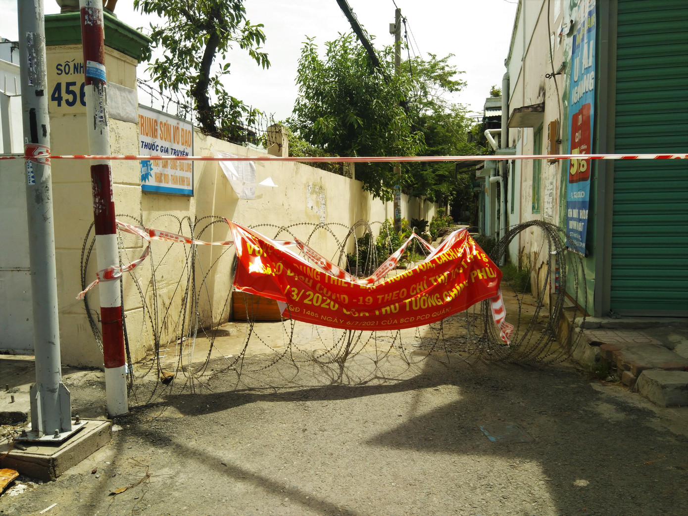 Những hẻm nhỏ, ít hộ thì được ngăn cách bằng hàng rào dây thép gai.