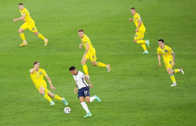 5 cầu thủ Ukraine cố gắng phong tỏa 1 cầu thủ Anh trong trận tứ kết EURO 2020