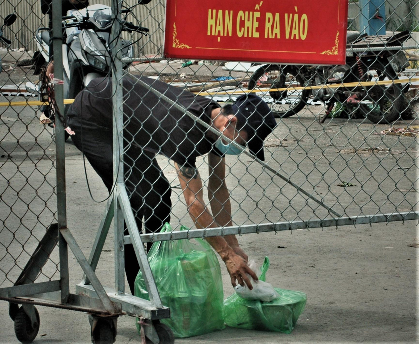 Người dân phường 7, quận 8 mua thực phẩm từ bên ngoài. Mọi tiếp xúc trực tiếp với người bên ngoài khu phong tỏa được hạn chế tối đa.