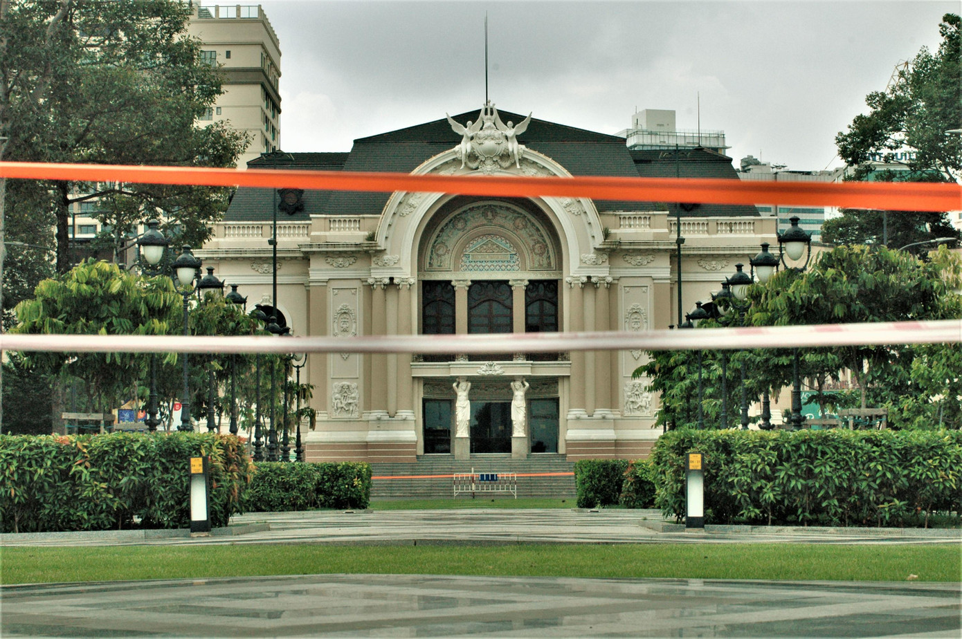 Nhà hát thành phố đã tắt đèn từ tháng 4/2021. Nhiều chương trình âm nhạc đã bị hủy bỏ và Nhà hát Giao hưởng vũ kịch TPHCM gửi lời xin lỗi đến khán giả, mong sớm gặp lại. Nhà hát thành phố đã tắt đèn từ tháng 4/2021. Nhiều chương trình âm nhạc đã bị hủy bỏ và Nhà hát Giao hưởng vũ kịch TPHCM gửi lời xin lỗi đến khán giả, mong sớm gặp lại.