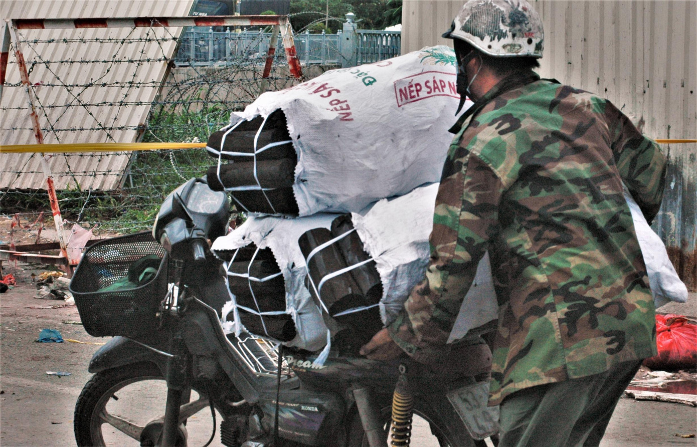 Vận chuyển than củi vào cho người dân tại các khu dân cư xung quanh chợ Bình Điền