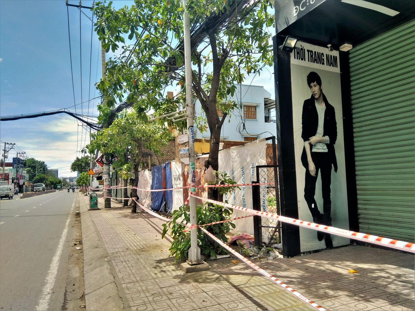 Do xuất hiện một số ca lây nhiễm trong cộng đồng, Ban chỉ đạo phòng, chống dịch COVID-19 quận 7 đã ban hành quyết định số 1845/QĐ-BCĐ về việc phong tỏa toàn bộ phường Tân Thuận Đông, một phần phường Tân Thuận Tây và Bình Thuận, quận 7 (không bao gồm phần diện tích thuộc Khu chế xuất Tân Thuận), bao gồm 16 khu phố, 187 tổ dân phố với diện tích 393ha, dân số 21.582 hộ, 91.477 nhân khẩu. Thời gian bắt đầu từ 18h ngày 8/7/2021 đến khi có thông báo mới. Trong ảnh: Các cửa hiệu ngừng mọi hoạt động kinh doanh, giải trí