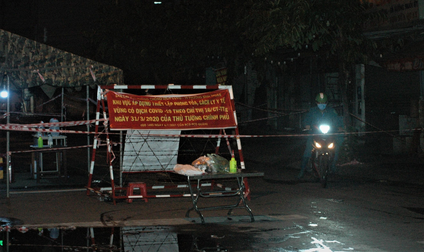 Chỉ có lực lượng chức năng di chuyển trên đường phố trong đêm