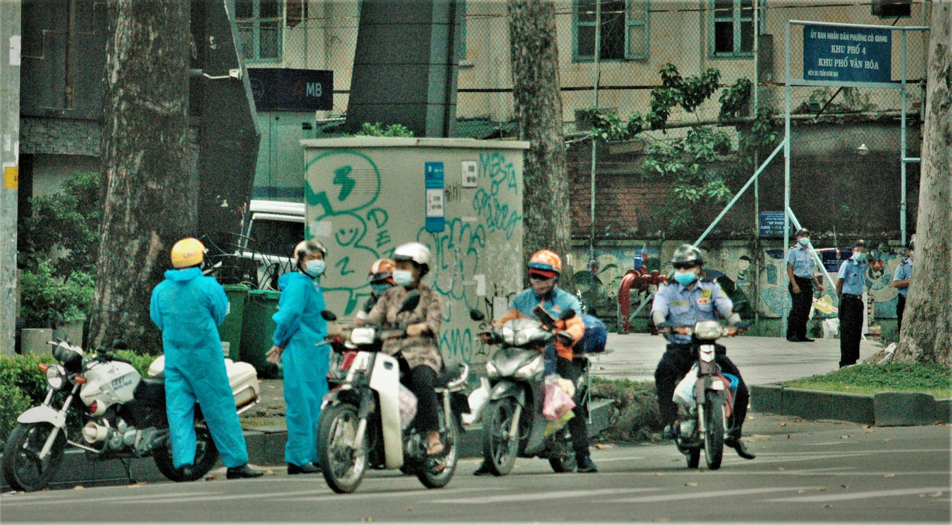 Lực lượng chức năng ngăn chặn truy vết ở đầu khu phố Tây.