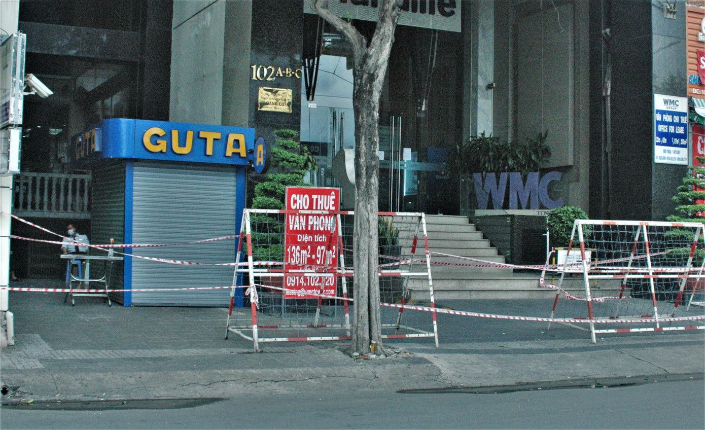 Khu phố Tây, đường phố đi bộ Bùi Viện đã nhiều lần thực hiện giãn cách, cách ly xã hội trong hơn một năm qua. Trong ảnh: Một khu văn phòng cho thuê lớn được phong tỏa.