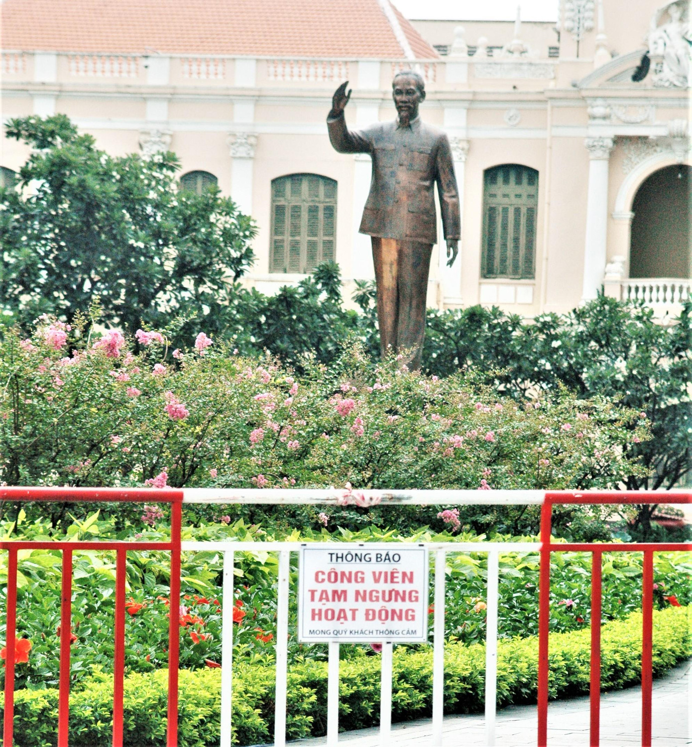 Công viên Tượng đài Bác Hồ có thông báo tạm ngưng hoạt động Công viên Tượng đài Bác Hồ có thông báo tạm ngưng hoạt động