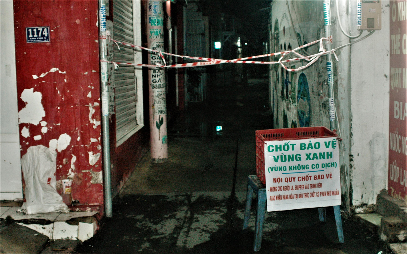 Đặc biệt, trong tối 25/7 đã xuất hiện rất nhiều hẻm mà người dân &quot;tự phong tỏa&quot; bằng dây mềm để bảo vệ vùng xanh của khu phố mình không cho người lạ vào, người trong khu phố cũng không ra ngoài vào ban đêm.