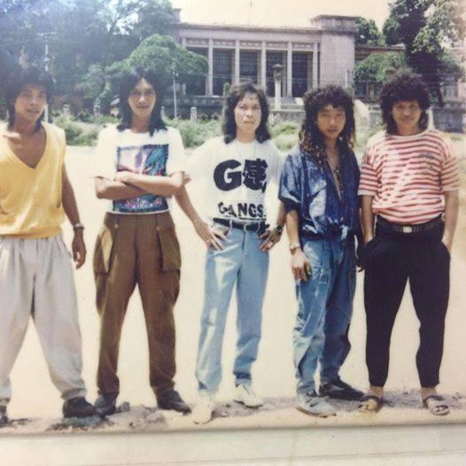 Trung Thành Sago (phải) trong chuyến lưu diễn tại Hà Nội năm 1991. Trung Thành Sago (phải) trong chuyến lưu diễn tại Hà Nội năm 1991.