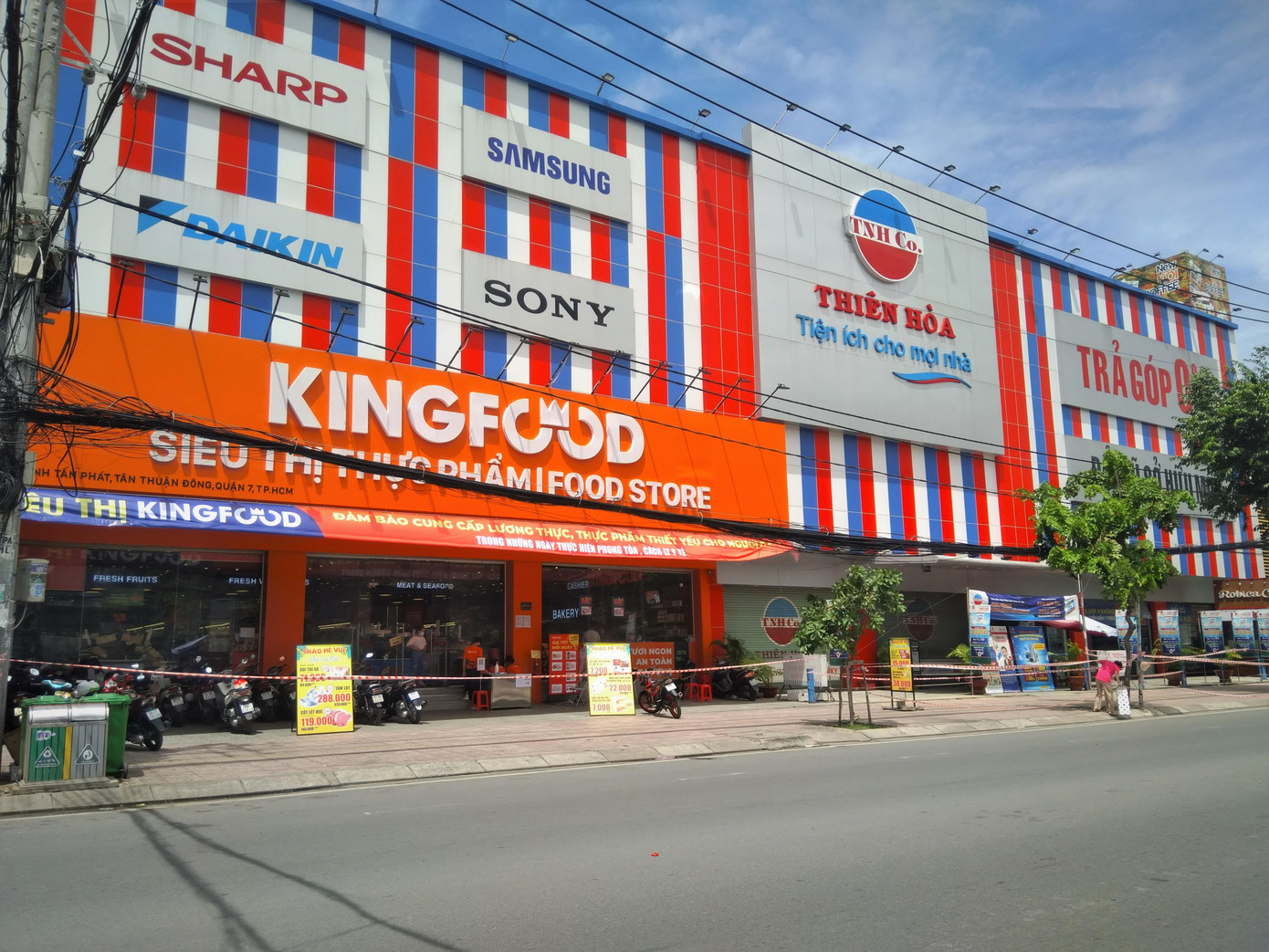 Người dân khu vực này không được ra khỏi ranh giới phong tỏa trừ nhân viên y tế, trường hợp công vụ, khẩn cấp như cấp cứu, khám chữa bệnh và các trường hợp đặc biệt khác.