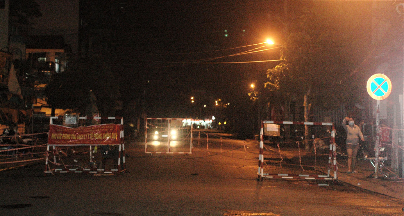 Một trong những khu vực đông shipper giao hàng là chốt đầu đường Trần Trọng Cung, quận 7, đã không còn bóng shipper trong đêm 25/7.