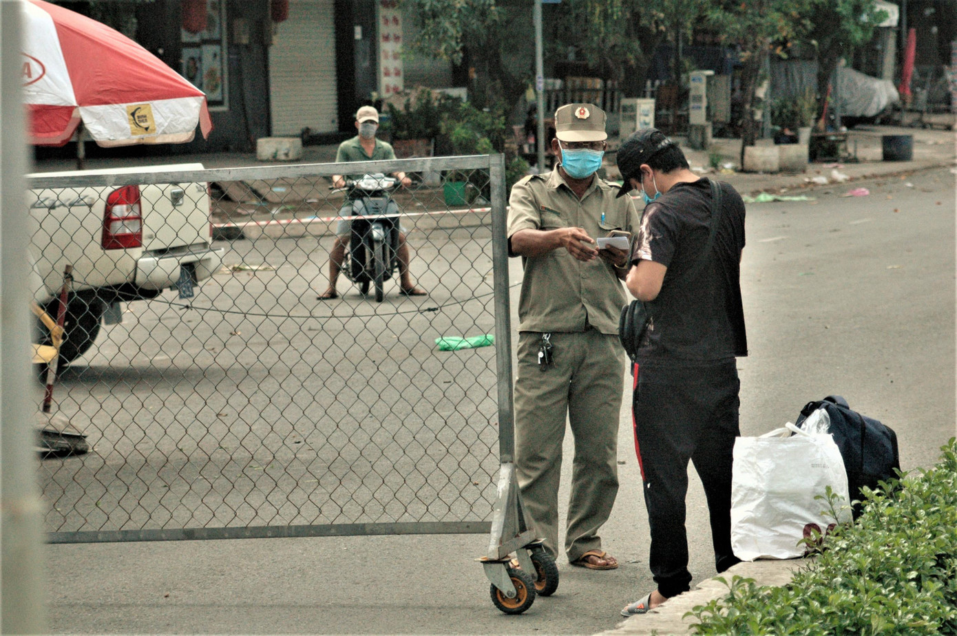 Cơ quan chức năng kiểm tra giấy tờ người ra vào tại đầu đường Quản Trọng Linh trong ngày 21/7/2021