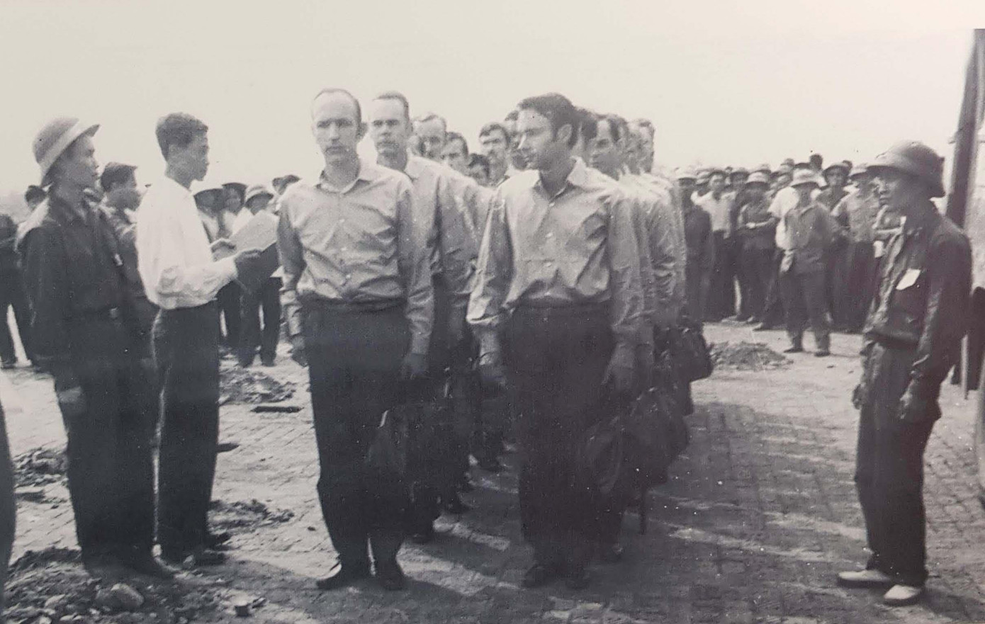 Đoàn tù binh phi công Mỹ cuối cùng được trao trả tại sân bay Gia Lâm lên đường về nước