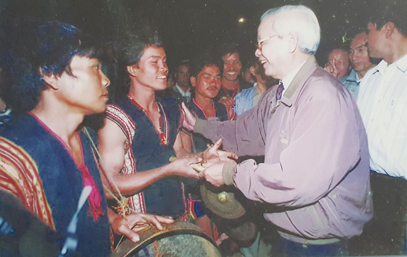 Thủ tướng Võ Văn Kiệt thăm và nói chuyện cùng đồng bào các dân tộc thiểu số ở Buôn Ma Thuột trong chuyến thăm các tỉnh Tây Nguyên, tháng 4/1997. Thủ tướng Võ Văn Kiệt thăm Mẹ Việt Nam Anh hùng tại tỉnh Vĩnh Long Thủ tướng Võ Văn Kiệt với các cháu thiếu nhi tại tỉnh Hưng Yên Nhiếp ảnh gia Ngô Minh Đạo trao tặng những hình ảnh về Thủ tướng Võ Văn Kiệt cho Trung tâm Lưu trữ Quốc gia III. Ảnh: Kiến Nghĩa
