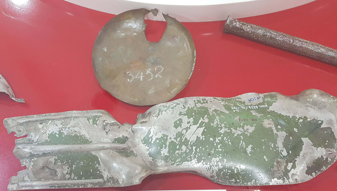 Đĩa bàn cân, cánh quạt trần tại cửa hàng thực phẩm số 57 phố Khâm Thiên (Hà Nội) bị B-52 phá hủy đêm 26/12/1972. Mảnh xác máy bay B-52 bị bắn rơi tại xã Bình Minh (Thanh Oai, Hà Tây cũ) ngày 18/12/1972 Đoàn tù binh phi công Mỹ cuối cùng được trao trả tại sân bay Gia Lâm lên đường về nước