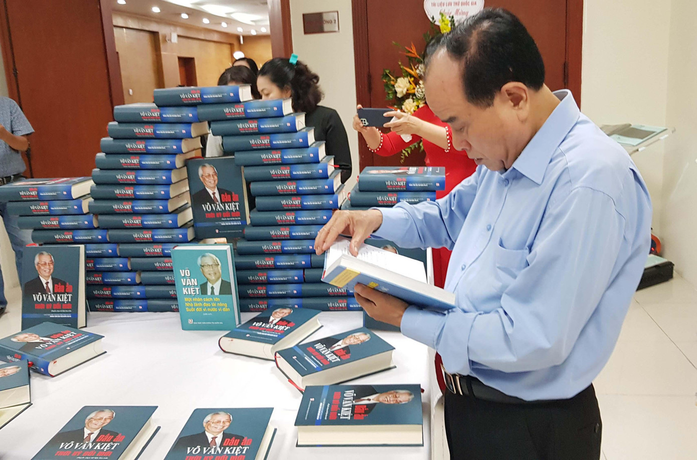 Độc giả tại nơi trưng bày cuốn sách Dấu ấn Võ Văn Kiệt thời kỳ đổi mới.