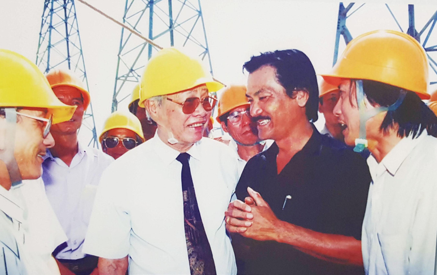 Thủ tưóng Võ Văn Kiệt kiểm tra công trình đường dây 500 KV, năm 1993