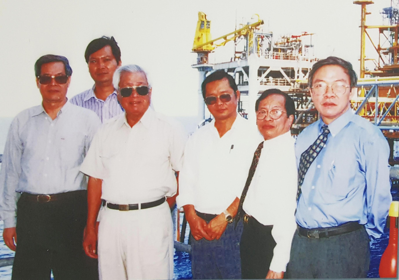 Thủ tướng Võ Văn Kiệt đến thăm nơi gia công, tập kết, chế tạo các thiết bị dầu khí tại cảng Dầu khí Vũng Tàu, năm 1992. Thủ tướng Võ Văn Kiệt thăm và nói chuyện cùng đồng bào các dân tộc thiểu số ở Buôn Ma Thuột trong chuyến thăm các tỉnh Tây Nguyên, tháng 4/1997. Thủ tướng Võ Văn Kiệt thăm Mẹ Việt Nam Anh hùng tại tỉnh Vĩnh Long Thủ tướng Võ Văn Kiệt với các cháu thiếu nhi tại tỉnh Hưng Yên Nhiếp ảnh gia Ngô Minh Đạo trao tặng những hình ảnh về Thủ tướng Võ Văn Kiệt cho Trung tâm Lưu trữ Quốc gia III. Ảnh: Kiến Nghĩa