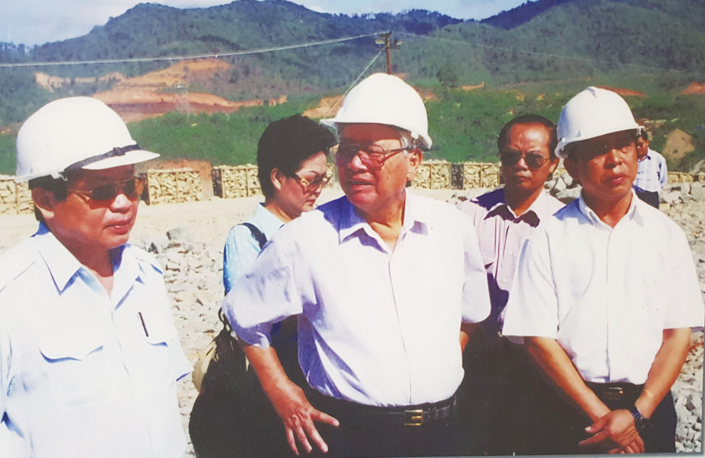 Thủ tướng Võ Văn Kiệt kiểm tra công trường xây dựng cảng Khu Công nghiệp Dung Quất (Quảng Ngãi), năm 2005. Thủ tướng Võ Văn Kiệt ký vào bia lưu niệm tại Lễ Khởi công Trạm biến áp Phú Lâm, TPHCM, ngày 21/1/1993. Thủ tướng Võ Văn Kiệt đến thăm nơi gia công, tập kết, chế tạo các thiết bị dầu khí tại cảng Dầu khí Vũng Tàu, năm 1992. Thủ tướng Võ Văn Kiệt thăm và nói chuyện cùng đồng bào các dân tộc thiểu số ở Buôn Ma Thuột trong chuyến thăm các tỉnh Tây Nguyên, tháng 4/1997. Thủ tướng Võ Văn Kiệt thăm Mẹ Việt Nam Anh hùng tại tỉnh Vĩnh Long Thủ tướng Võ Văn Kiệt với các cháu thiếu nhi tại tỉnh Hưng Yên Nhiếp ảnh gia Ngô Minh Đạo trao tặng những hình ảnh về Thủ tướng Võ Văn Kiệt cho Trung tâm Lưu trữ Quốc gia III. Ảnh: Kiến Nghĩa