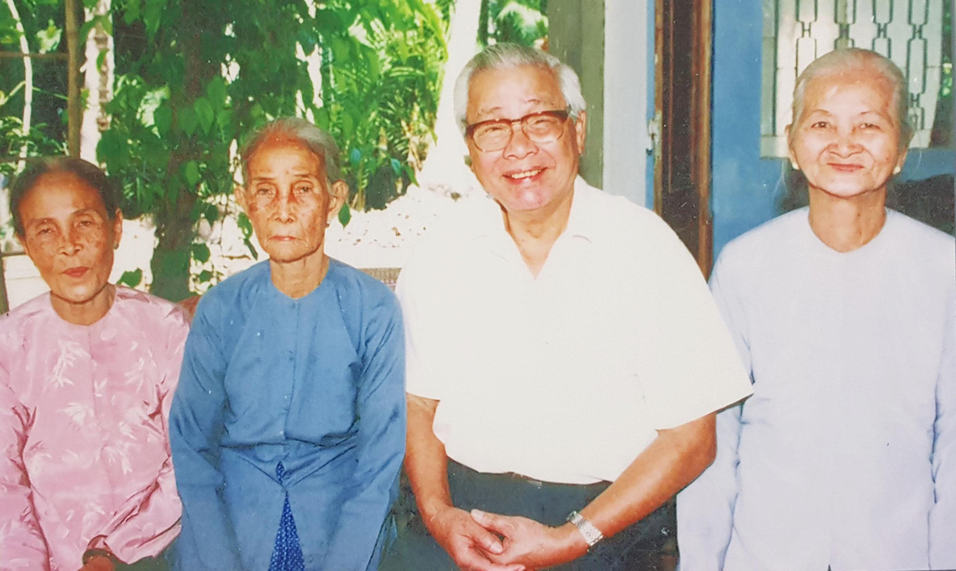 Thủ tướng Võ Văn Kiệt thăm Mẹ Việt Nam Anh hùng tại tỉnh Vĩnh Long Thủ tướng Võ Văn Kiệt với các cháu thiếu nhi tại tỉnh Hưng Yên Nhiếp ảnh gia Ngô Minh Đạo trao tặng những hình ảnh về Thủ tướng Võ Văn Kiệt cho Trung tâm Lưu trữ Quốc gia III. Ảnh: Kiến Nghĩa