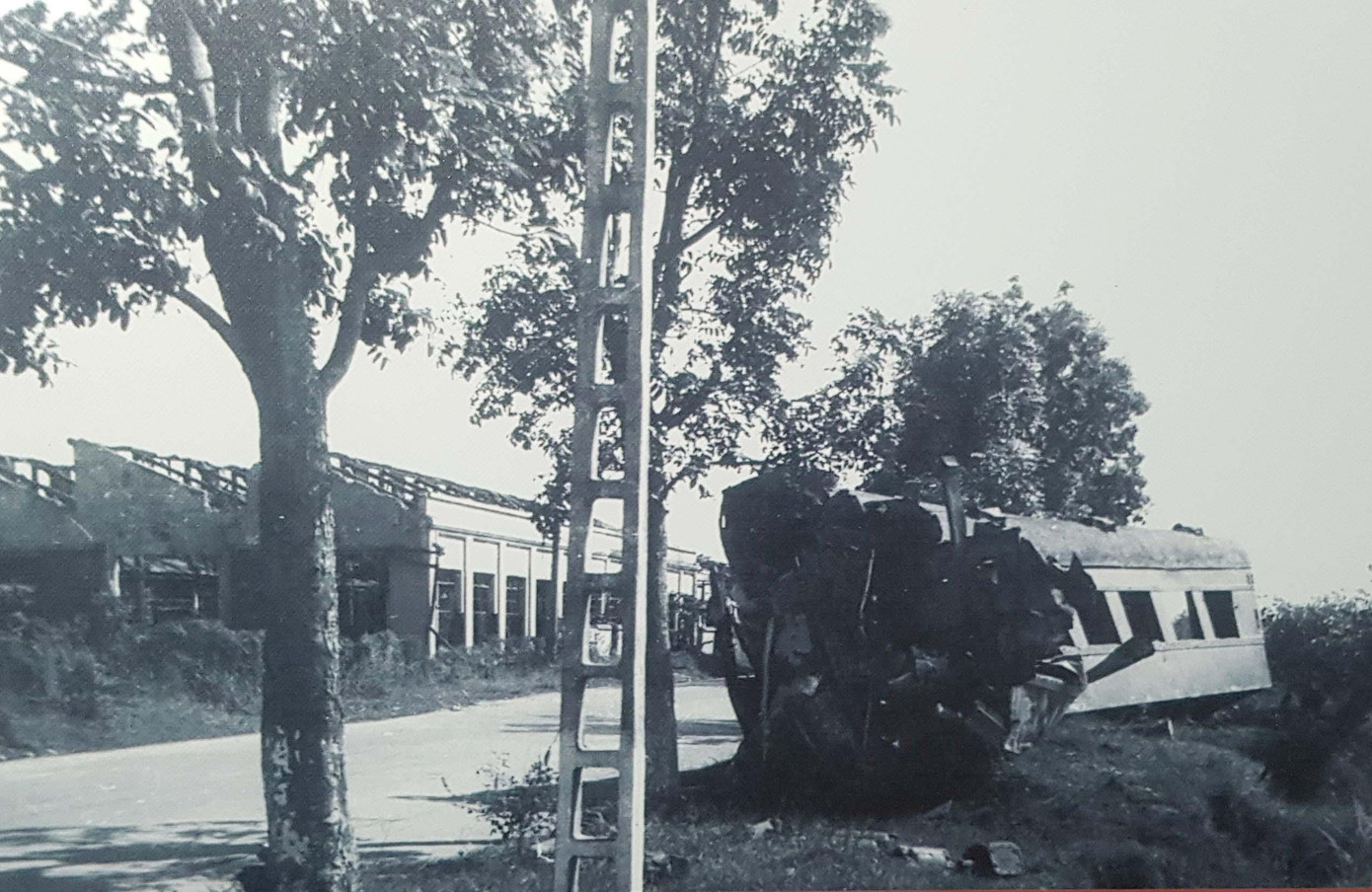 Ga Yên Viên (Gia Lâm, Hà Nội) bị bom Mỹ phá hủy năm 1972 Bộ đội và dân quân tự vệ đứng trên xác máy bay B-52 bị bắn rơi tại Hà Tây năm 1972 Đĩa bàn cân, cánh quạt trần tại cửa hàng thực phẩm số 57 phố Khâm Thiên (Hà Nội) bị B-52 phá hủy đêm 26/12/1972. Mảnh xác máy bay B-52 bị bắn rơi tại xã Bình Minh (Thanh Oai, Hà Tây cũ) ngày 18/12/1972 Đoàn tù binh phi công Mỹ cuối cùng được trao trả tại sân bay Gia Lâm lên đường về nước