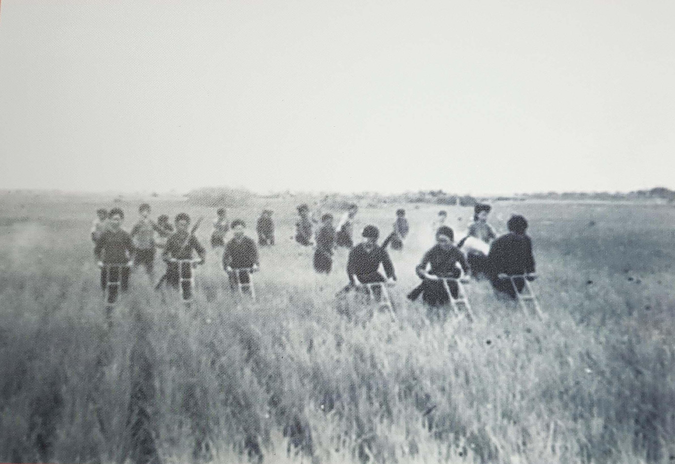 Dân quân Hà Tây (cũ) vừa chiến đấu vừa sản xuất năm 1972 Ga Yên Viên (Gia Lâm, Hà Nội) bị bom Mỹ phá hủy năm 1972 Bộ đội và dân quân tự vệ đứng trên xác máy bay B-52 bị bắn rơi tại Hà Tây năm 1972 Đĩa bàn cân, cánh quạt trần tại cửa hàng thực phẩm số 57 phố Khâm Thiên (Hà Nội) bị B-52 phá hủy đêm 26/12/1972. Mảnh xác máy bay B-52 bị bắn rơi tại xã Bình Minh (Thanh Oai, Hà Tây cũ) ngày 18/12/1972 Đoàn tù binh phi công Mỹ cuối cùng được trao trả tại sân bay Gia Lâm lên đường về nước