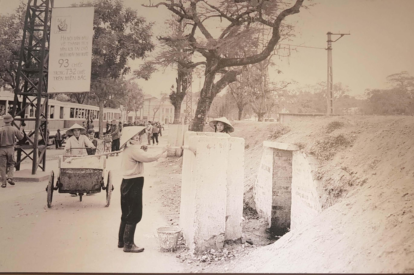 Sửa chữa và làm mới nhiều hầm hào phòng tránh bom Mỹ cho nhân dân Dân quân Hà Tây (cũ) vừa chiến đấu vừa sản xuất năm 1972 Ga Yên Viên (Gia Lâm, Hà Nội) bị bom Mỹ phá hủy năm 1972 Bộ đội và dân quân tự vệ đứng trên xác máy bay B-52 bị bắn rơi tại Hà Tây năm 1972 Đĩa bàn cân, cánh quạt trần tại cửa hàng thực phẩm số 57 phố Khâm Thiên (Hà Nội) bị B-52 phá hủy đêm 26/12/1972. Mảnh xác máy bay B-52 bị bắn rơi tại xã Bình Minh (Thanh Oai, Hà Tây cũ) ngày 18/12/1972 Đoàn tù binh phi công Mỹ cuối cùng được trao trả tại sân bay Gia Lâm lên đường về nước