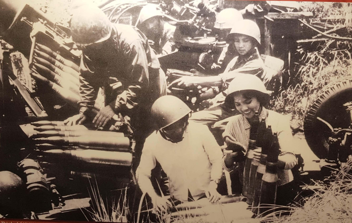 Tự vệ thành phố Hà Nội sát cánh cùng bộ đội pháo cao xạ chiến đấu năm 1972 Trận địa pháo 110 mm của tự vệ khu phố Đống Đa, thành phố Hà Nội Hợp tác xã Triều Khúc (Hà Nội) đang tu sửa và đào thêm nhiều hầm hào để chuẩn bị cho thu hoạch vụ Đông Xuân Sửa chữa và làm mới nhiều hầm hào phòng tránh bom Mỹ cho nhân dân Dân quân Hà Tây (cũ) vừa chiến đấu vừa sản xuất năm 1972 Ga Yên Viên (Gia Lâm, Hà Nội) bị bom Mỹ phá hủy năm 1972 Bộ đội và dân quân tự vệ đứng trên xác máy bay B-52 bị bắn rơi tại Hà Tây năm 1972 Đĩa bàn cân, cánh quạt trần tại cửa hàng thực phẩm số 57 phố Khâm Thiên (Hà Nội) bị B-52 phá hủy đêm 26/12/1972. Mảnh xác máy bay B-52 bị bắn rơi tại xã Bình Minh (Thanh Oai, Hà Tây cũ) ngày 18/12/1972 Đoàn tù binh phi công Mỹ cuối cùng được trao trả tại sân bay Gia Lâm lên đường về nước