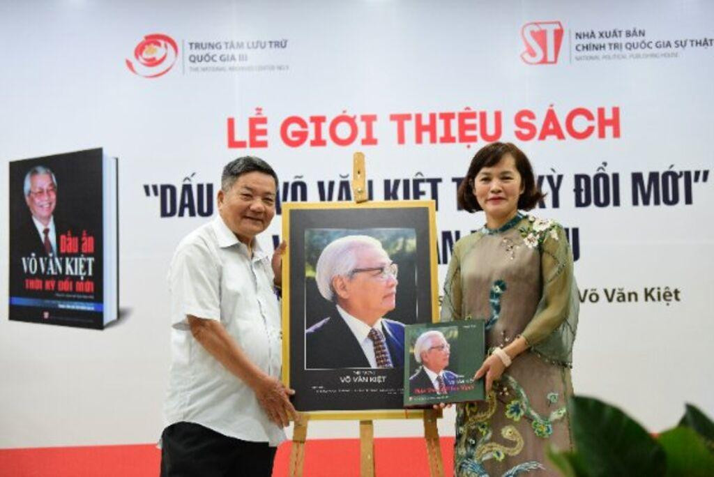 Nhiếp ảnh gia Ngô Minh Đạo trao tặng những hình ảnh về cố Thủ tướng Võ Văn Kiệt cho Trung tâm Lưu trữ quốc gia III.