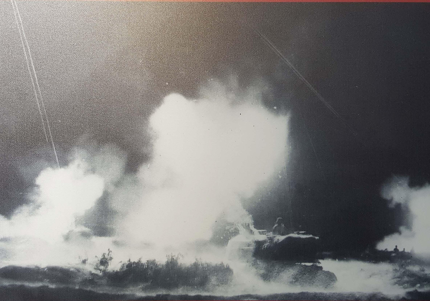 Trận địa pháo 110 mm của tự vệ khu phố Đống Đa, thành phố Hà Nội Hợp tác xã Triều Khúc (Hà Nội) đang tu sửa và đào thêm nhiều hầm hào để chuẩn bị cho thu hoạch vụ Đông Xuân Sửa chữa và làm mới nhiều hầm hào phòng tránh bom Mỹ cho nhân dân Dân quân Hà Tây (cũ) vừa chiến đấu vừa sản xuất năm 1972 Ga Yên Viên (Gia Lâm, Hà Nội) bị bom Mỹ phá hủy năm 1972 Bộ đội và dân quân tự vệ đứng trên xác máy bay B-52 bị bắn rơi tại Hà Tây năm 1972 Đĩa bàn cân, cánh quạt trần tại cửa hàng thực phẩm số 57 phố Khâm Thiên (Hà Nội) bị B-52 phá hủy đêm 26/12/1972. Mảnh xác máy bay B-52 bị bắn rơi tại xã Bình Minh (Thanh Oai, Hà Tây cũ) ngày 18/12/1972 Đoàn tù binh phi công Mỹ cuối cùng được trao trả tại sân bay Gia Lâm lên đường về nước