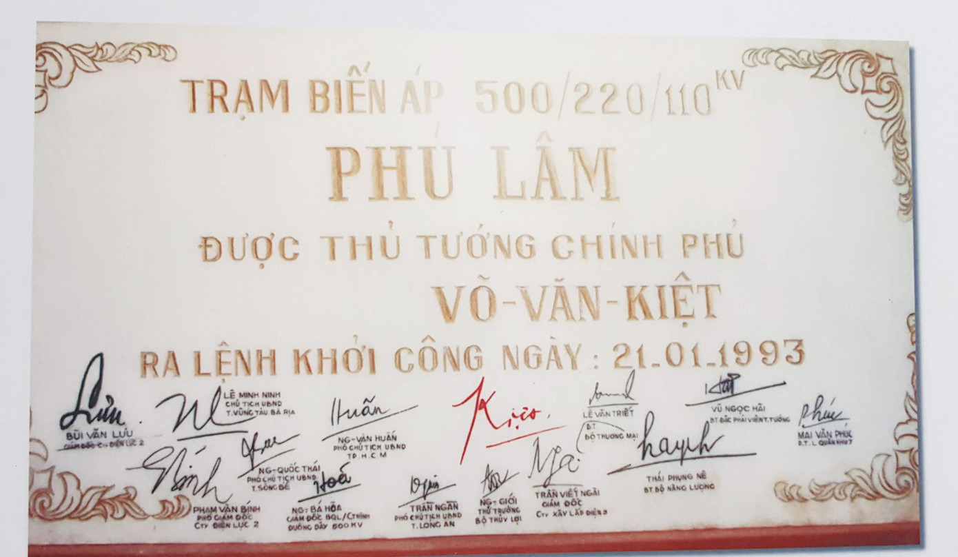 Thủ tướng Võ Văn Kiệt ký vào bia lưu niệm tại Lễ Khởi công Trạm biến áp Phú Lâm, TPHCM, ngày 21/1/1993. Thủ tướng Võ Văn Kiệt đến thăm nơi gia công, tập kết, chế tạo các thiết bị dầu khí tại cảng Dầu khí Vũng Tàu, năm 1992. Thủ tướng Võ Văn Kiệt thăm và nói chuyện cùng đồng bào các dân tộc thiểu số ở Buôn Ma Thuột trong chuyến thăm các tỉnh Tây Nguyên, tháng 4/1997. Thủ tướng Võ Văn Kiệt thăm Mẹ Việt Nam Anh hùng tại tỉnh Vĩnh Long Thủ tướng Võ Văn Kiệt với các cháu thiếu nhi tại tỉnh Hưng Yên Nhiếp ảnh gia Ngô Minh Đạo trao tặng những hình ảnh về Thủ tướng Võ Văn Kiệt cho Trung tâm Lưu trữ Quốc gia III. Ảnh: Kiến Nghĩa