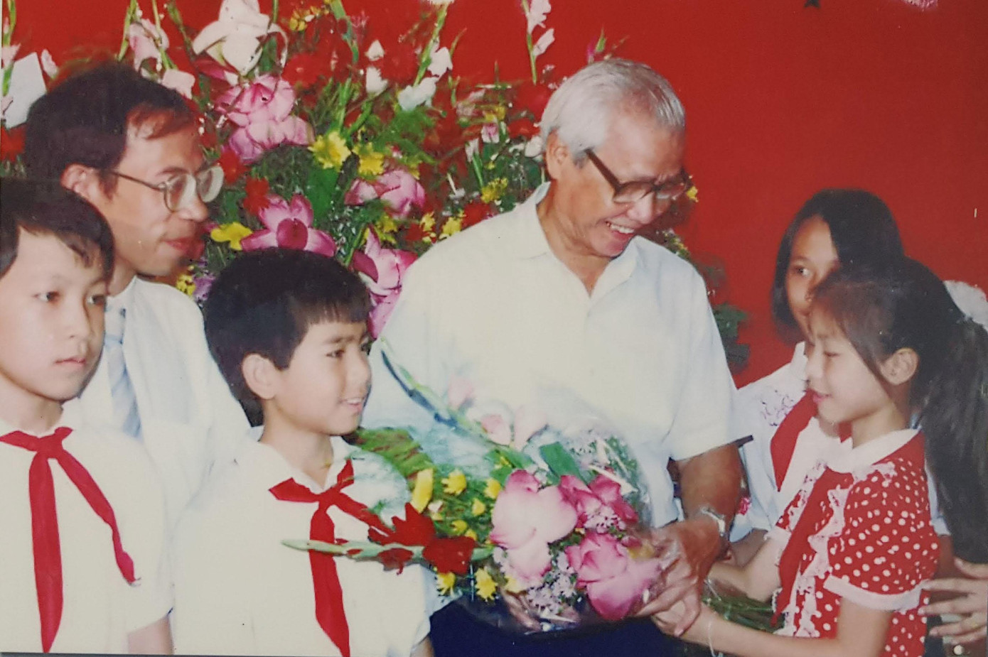 Thủ tướng Võ Văn Kiệt với các cháu thiếu nhi tại tỉnh Hưng Yên Nhiếp ảnh gia Ngô Minh Đạo trao tặng những hình ảnh về Thủ tướng Võ Văn Kiệt cho Trung tâm Lưu trữ Quốc gia III. Ảnh: Kiến Nghĩa