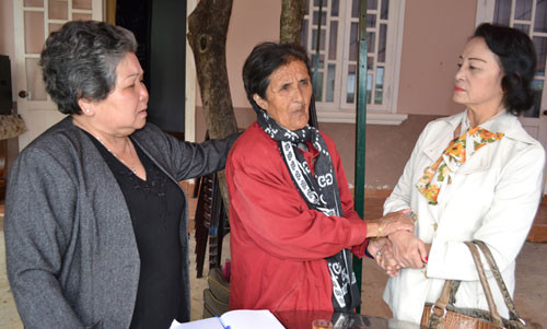 Các ân nhân của anh Hải đến chia buồn với bà Con