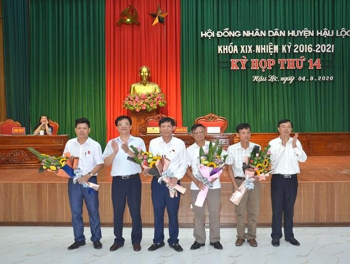 Ông Nguyễn Văn Luệ (thứ 3 từ trái qua), người ký quyết định bổ nhiệm lại Hiệu trưởng Trường THCS Ngư Lộc không đúng quy định. Ông Nguyễn Văn Luệ (thứ 3 từ trái qua), người ký quyết định bổ nhiệm lại Hiệu trưởng Trường THCS Ngư Lộc không đúng quy định.