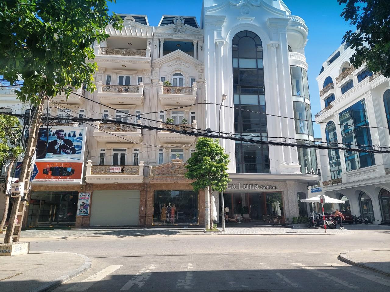 Khu đất "vàng" số 1, số 3 đường Nguyễn Du TP Thanh Hóa theo KL của Thanh tra tỉnh đến năm 2019, UBND tỉnh mới phê duyệt quy hoạch và kế hoạch sử dụng đất TP Thanh Hóa, trong đó có điều chỉnh đối với khu đất số 1, số 3 sang đất ở đô thị. Trên thực tế, chủ đầu tư đã tiến hành xây dựng và đưa dân vào ở ổn định. Khu đất "vàng" số 1, số 3 đường Nguyễn Du TP Thanh Hóa theo KL của Thanh tra tỉnh đến năm 2019, UBND tỉnh mới phê duyệt quy hoạch và kế hoạch sử dụng đất TP Thanh Hóa, trong đó có điều chỉnh đối với khu đất số 1, số 3 sang đất ở đô thị. Trên thực tế, chủ đầu tư đã tiến hành xây dựng và đưa dân vào ở ổn định.