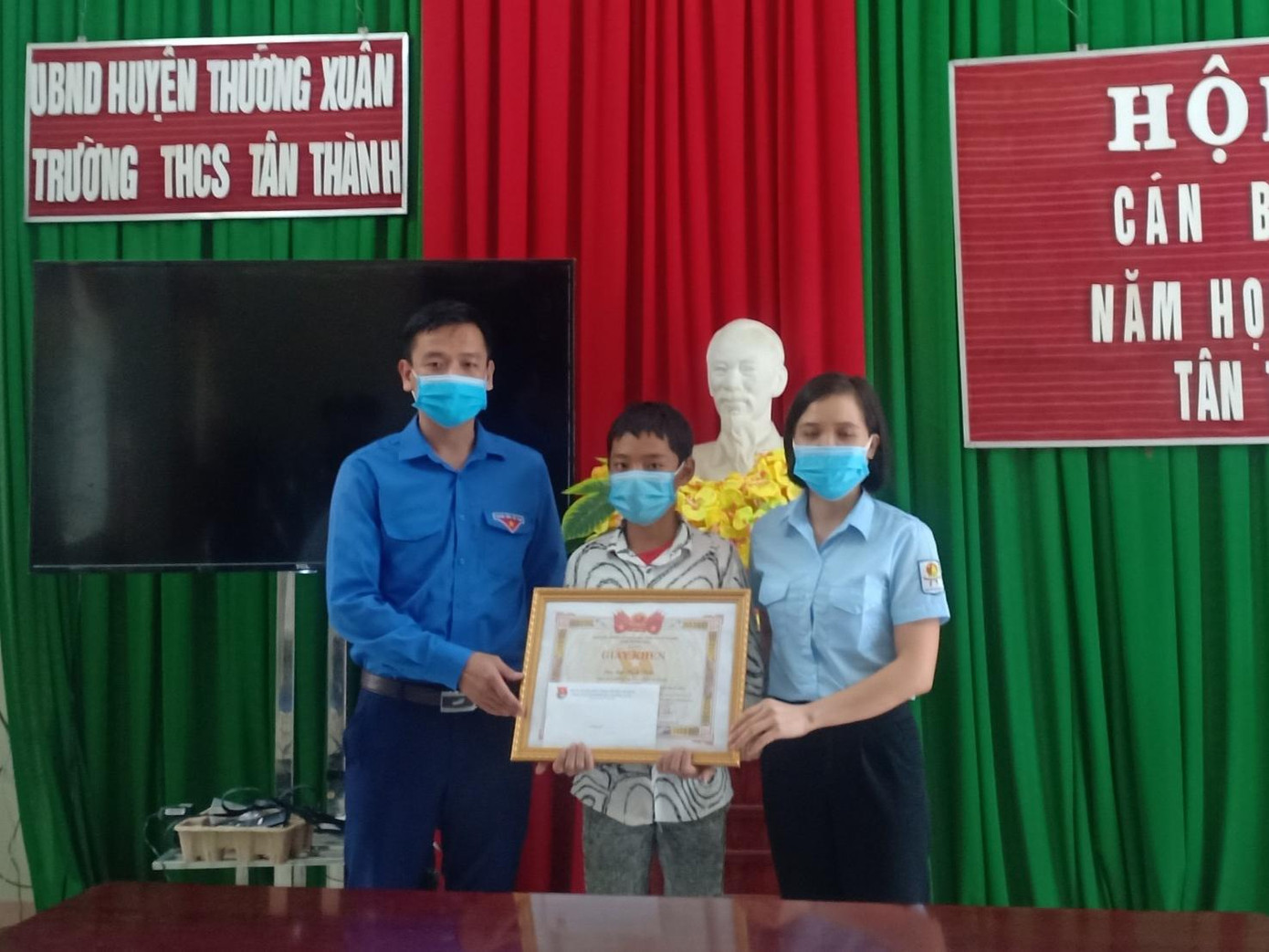 Huyện Đoàn Thường Xuân khen thưởng cho học sinh Lục Đình Tâm