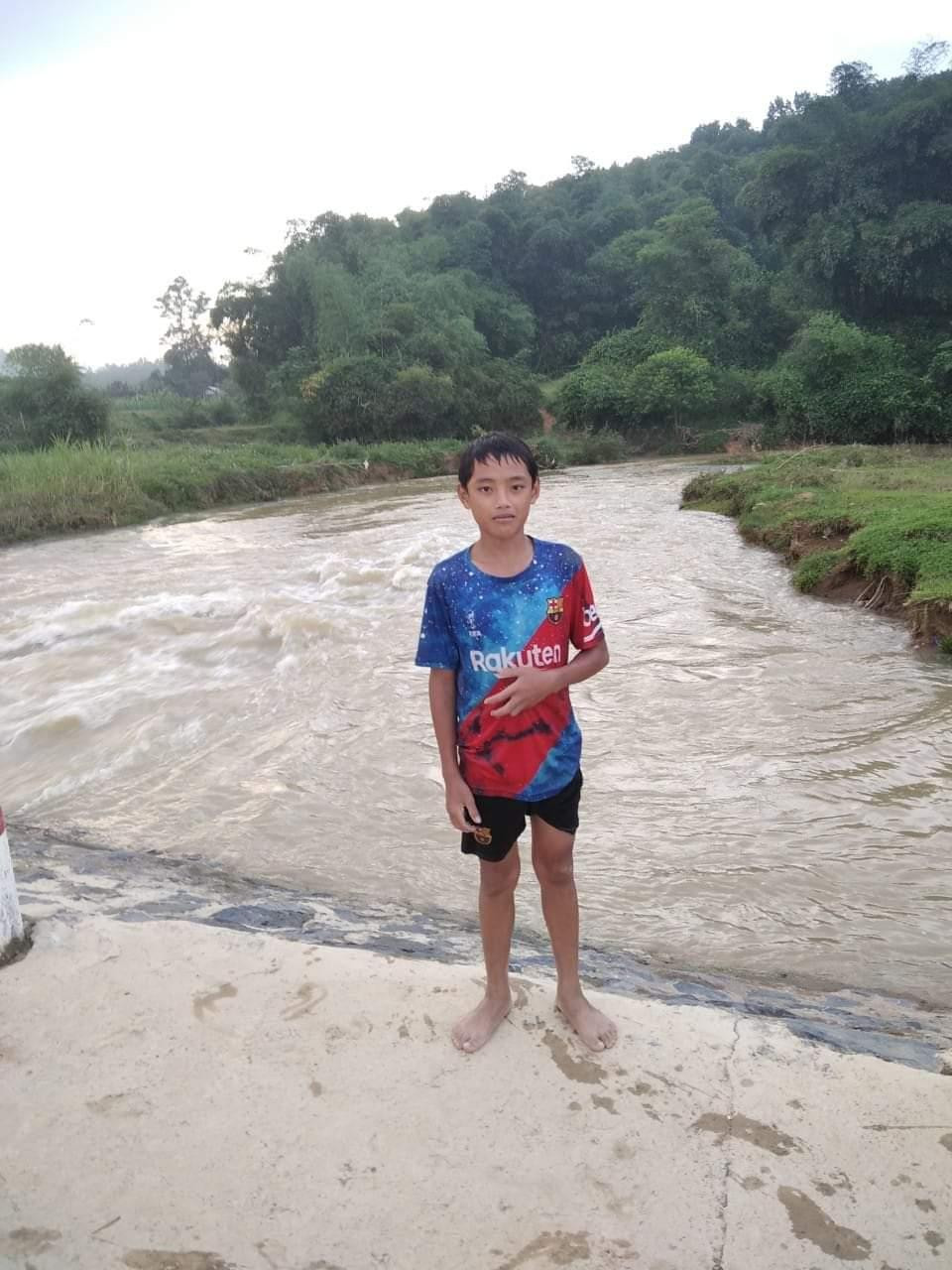 Em Lục Đình Tâm tại vị trí đập tràn sông Nàng