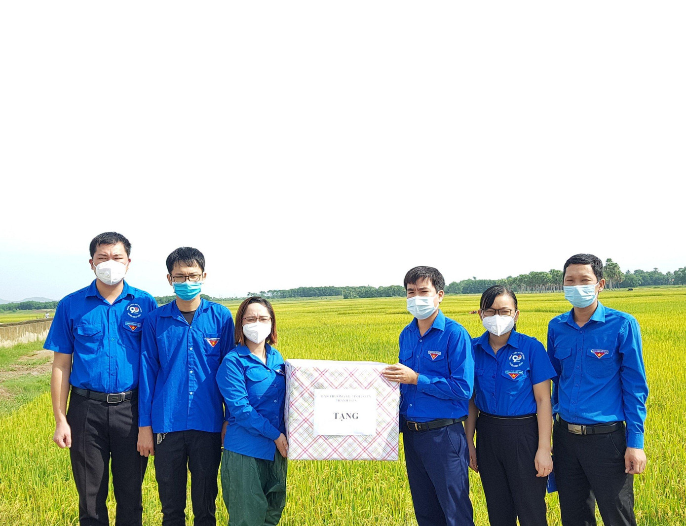 Bí thư Tỉnh Đoàn Thanh Hoá Lê Văn Châu động viên, tặng quà cho các đội thanh niên tình nguyện hỗ trợ nhân dân gặt lúa.