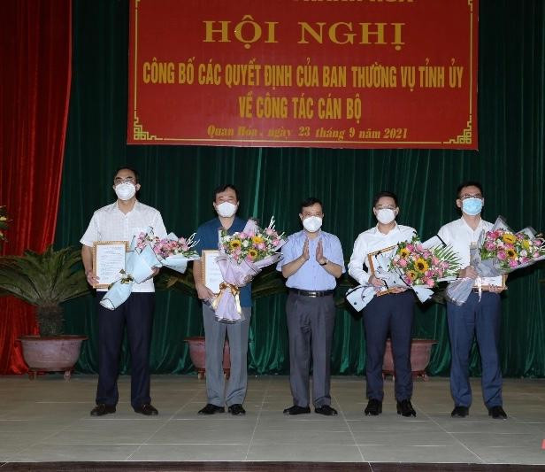 Ông Lại Thế Nguyên (giữa), Phó Bí thư Thường trực Tỉnh uỷ Thanh Hoá, trao quyết định, tặng hoa, chúc mừng các cá nhân được điều động, bổ nhiệm