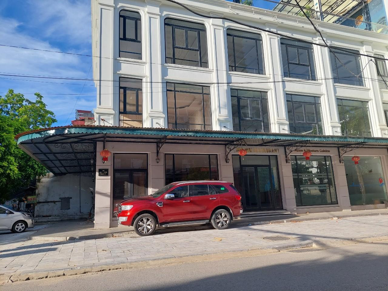 Dù chưa được giao đất nhưng chủ đầu tư đã phân lô xây nhà bán cho dân về ở. Dù chưa được giao đất nhưng chủ đầu tư đã phân lô xây nhà bán cho dân về ở.