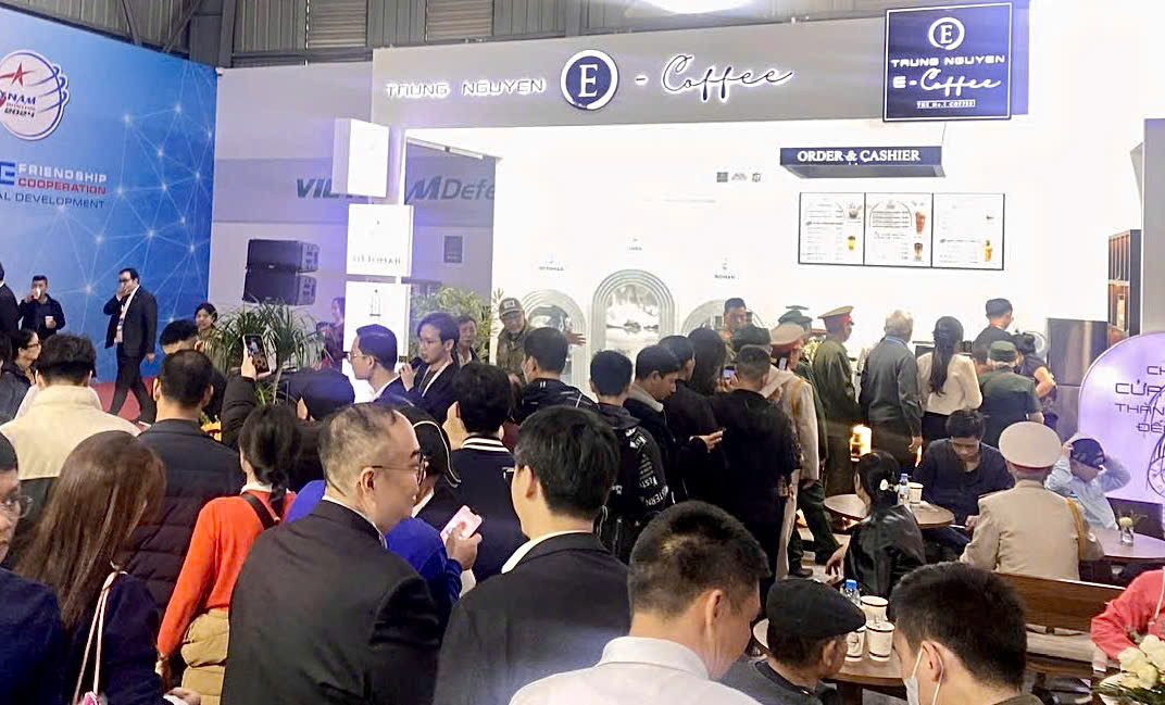 Hơn 150.000 ly cà phê năng lượng tuyệt ngon đã được Trung Nguyên E-Coffee phục vụ đến đông đảo quan khách, người dân tham quan tại Triển lãm Quốc phòng Quốc tế Việt Nam 2024. Hơn 150.000 ly cà phê năng lượng tuyệt ngon đã được Trung Nguyên E-Coffee phục vụ đến đông đảo quan khách, người dân tham quan tại Triển lãm Quốc phòng Quốc tế Việt Nam 2024.